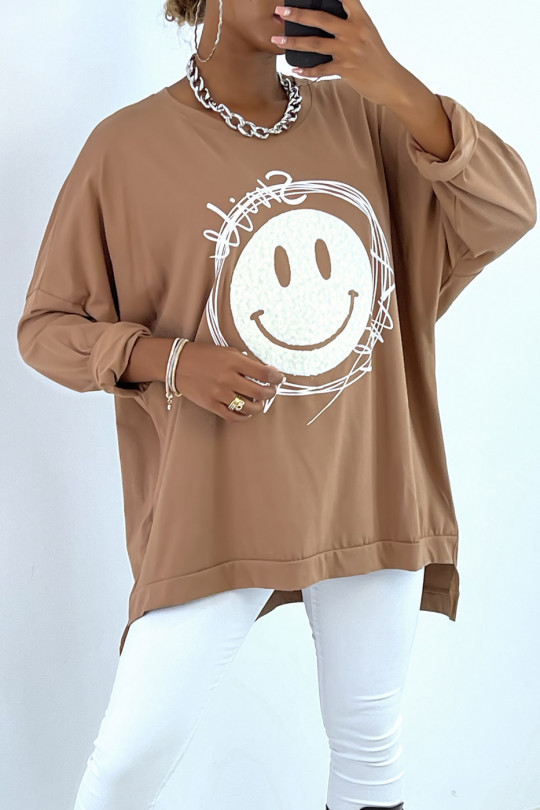 Oversize camel sweatshirt met glimlachpatroon en opschrift. Damessweatshirt - 2