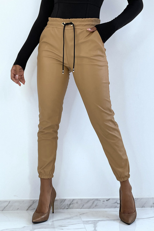 Jogging in faux camel with pockets. Fashion woman jogging - 1