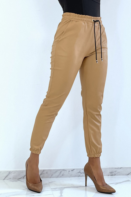 Jogging in faux camel with pockets. Fashion woman jogging - 3