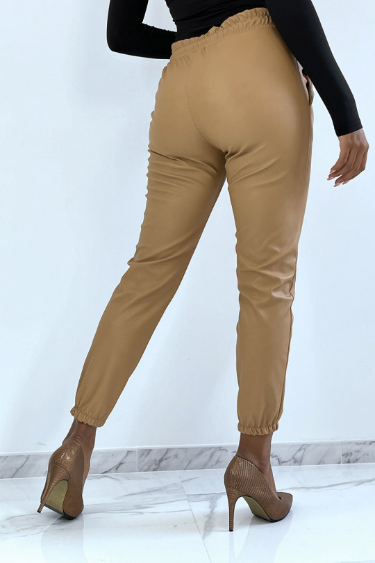 Jogging in faux camel with pockets. Fashion woman jogging - 4
