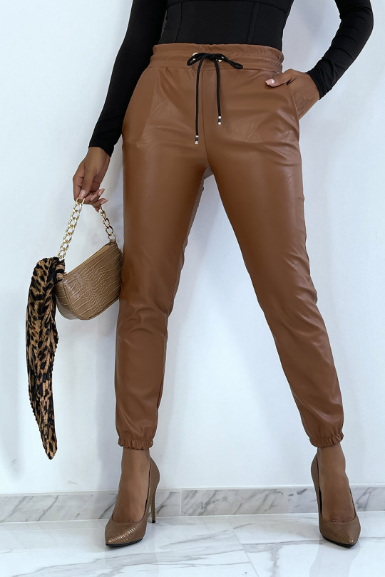 Jogging in faux cognac with pockets. Fashion woman jogging - 1