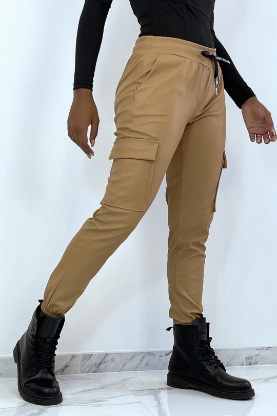 Camel faux leather jogging pants with pockets - 3