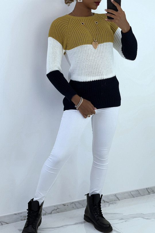 Mustard tricolor cable-knit sweater and star pendant necklace. - 1