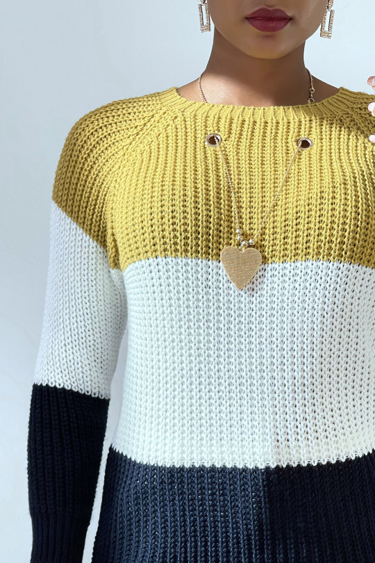 Mustard tricolor cable-knit sweater and star pendant necklace. - 3