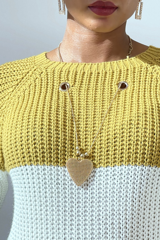Mustard tricolor cable-knit sweater and star pendant necklace. - 4