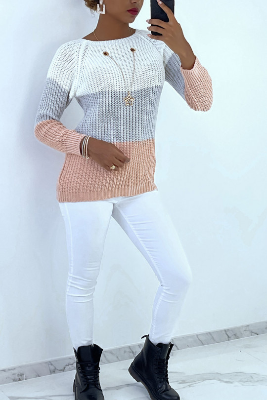 White tricolor cable knit sweater and star pendant necklace. - 1