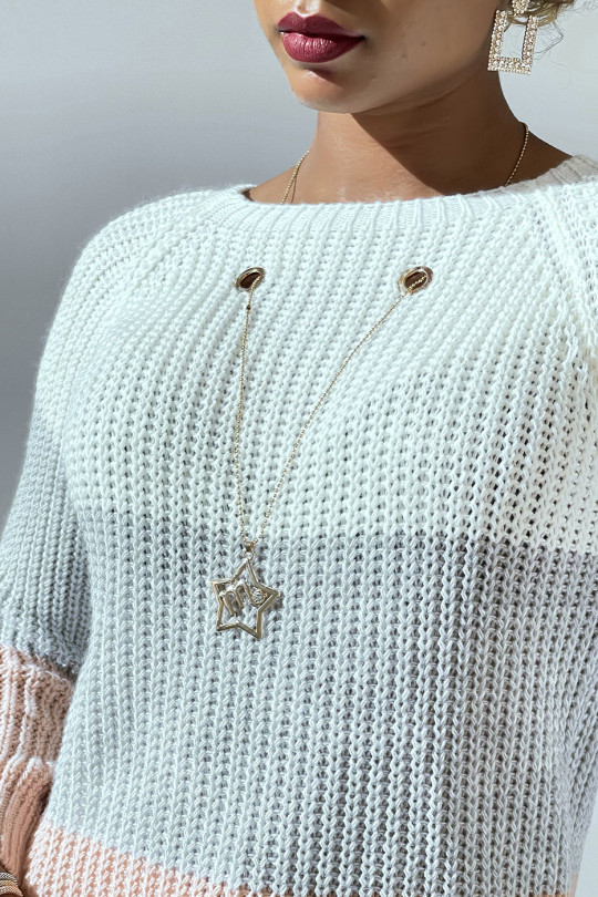 White tricolor cable knit sweater and star pendant necklace. - 3