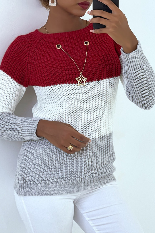 Red tricolor twisted knit sweater and star pendant necklace. - 3
