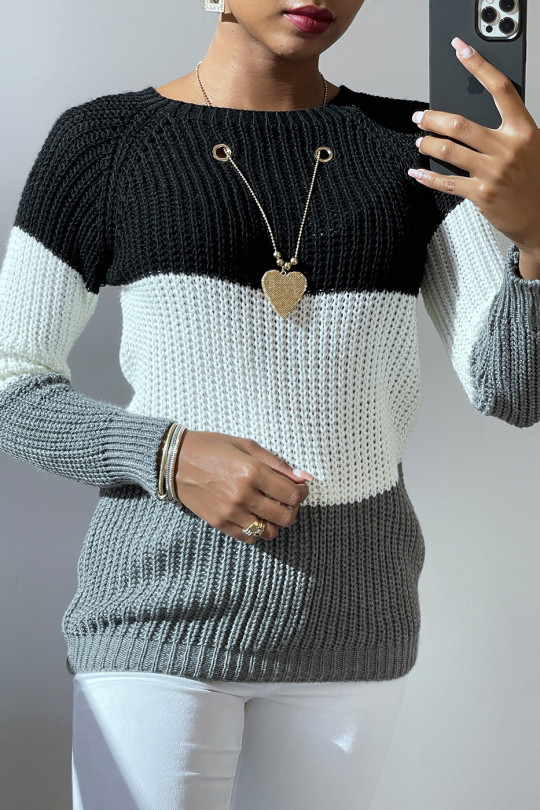 Black tricolor cable-knit sweater and star pendant necklace. - 2