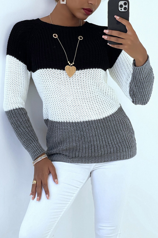Black tricolor cable-knit sweater and star pendant necklace. - 4