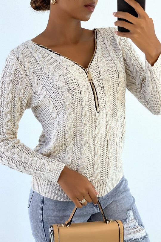 Pull beige en maille torsadée, et col à zip réglable. - 7