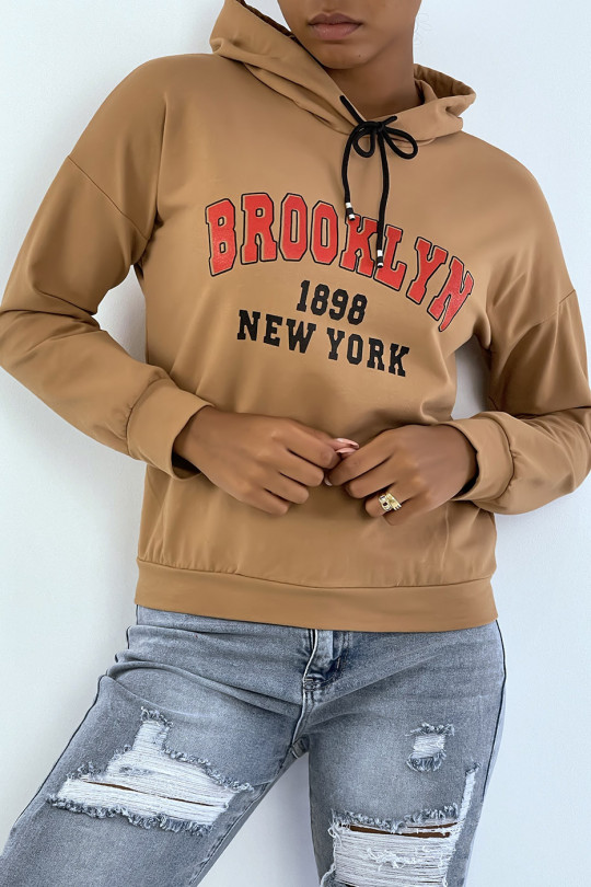Camelkleurige swCat met capuchon en BROOKLYN-opschrift 898 NEW YORK - 1