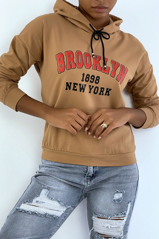 Camelkleurige swCat met capuchon en BROOKLYN-opschrift 898 NEW YORK - 2