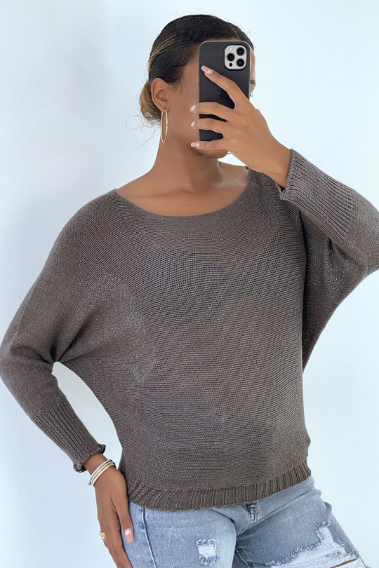 Taupe sweater with knitted boat neck and bat sleeve. 16300 - 1