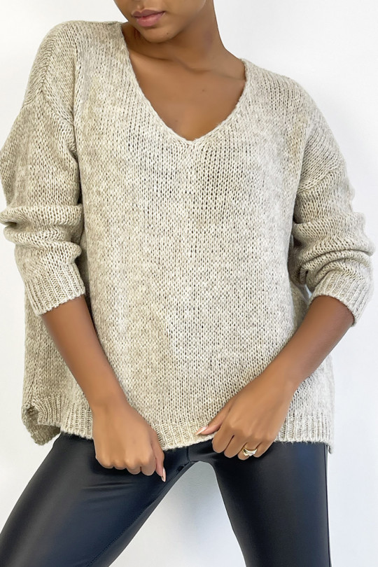 Taupe oversize V-neck sweater made of wool - 2