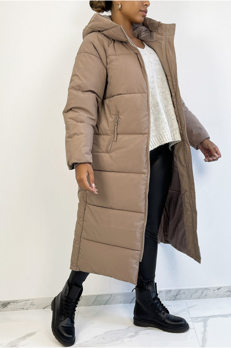 Lang, dik taupe donsjack met capuchon en zakken - 3