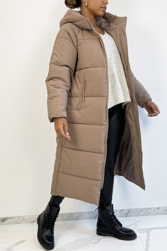 Long, thick taupe down jacket with hood and pockets - 3