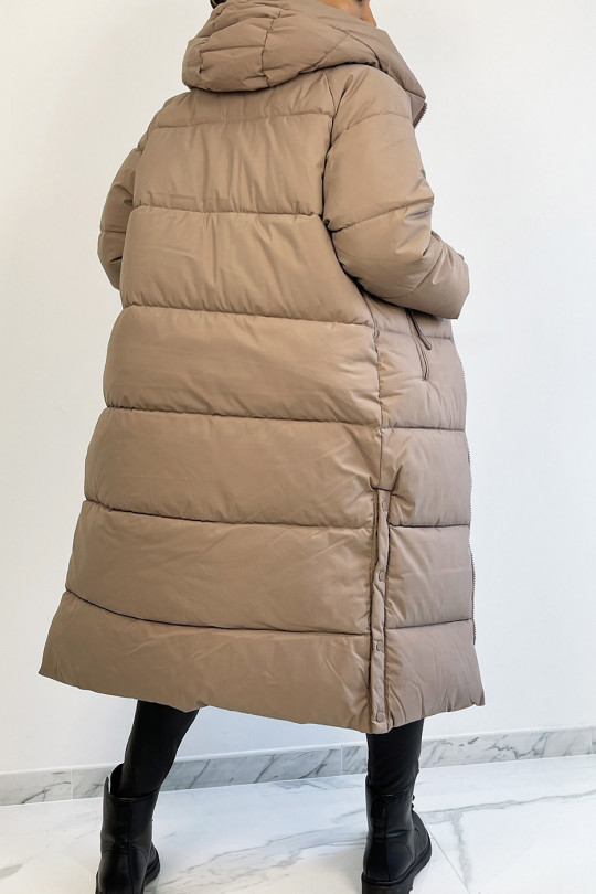 Long, thick taupe down jacket with hood and pockets - 5