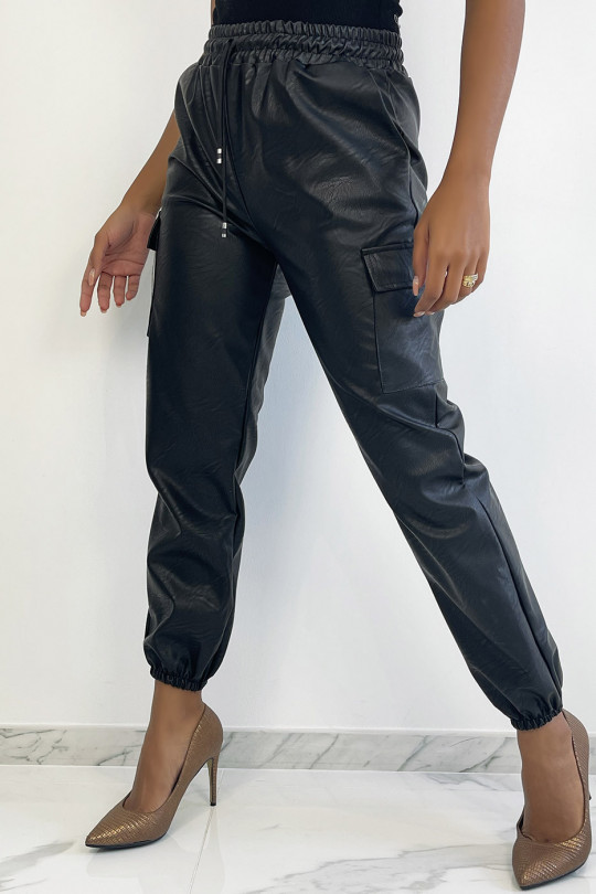 Pantalon cargo noir en simili avec poches - 2