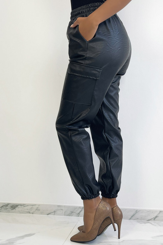 Pantalon cargo noir en simili avec poches - 3