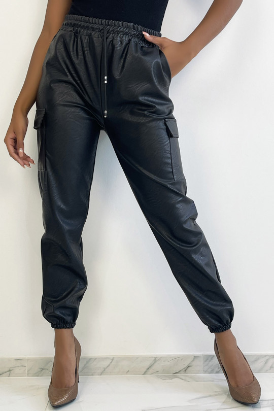 Pantalon cargo noir en simili avec poches - 5