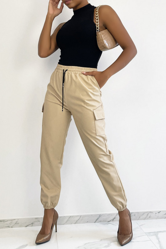 Pantalon cargo beige en simili avec poches - 4