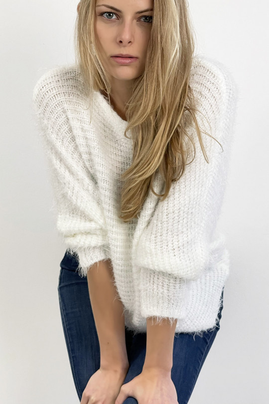 Witte trui met ronde hals en zeer zacht gebreid effect, combineert stijl en eenvoud - 1 Witte trui met ronde hals en zeer zacht gebreid effect, combineert stijl en eenvoud - 1