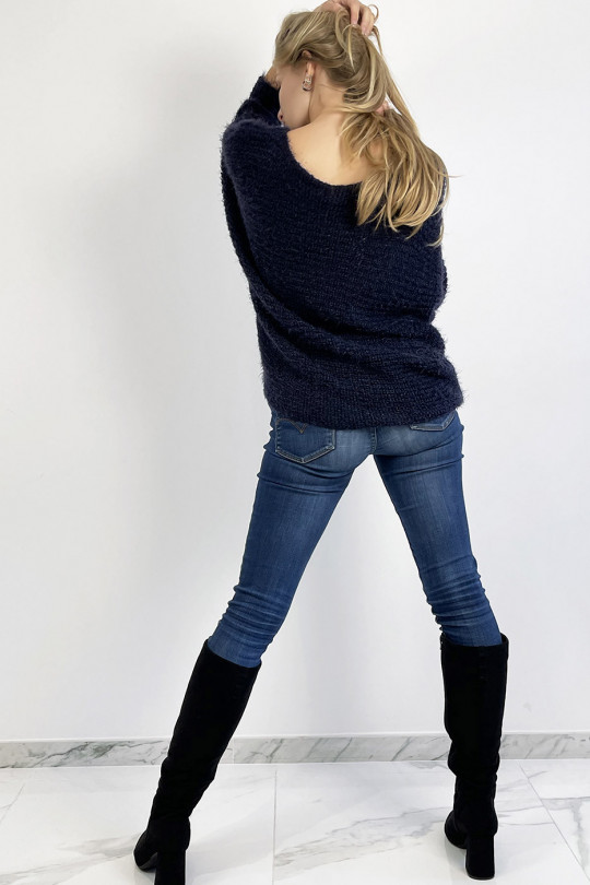 Pull bleu marine col rond effet maille très doux, allie style et simplicité - 3