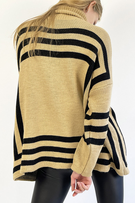 Camel turtleneck sweater with a geometric shape pattern that restructures the silhouette - 10