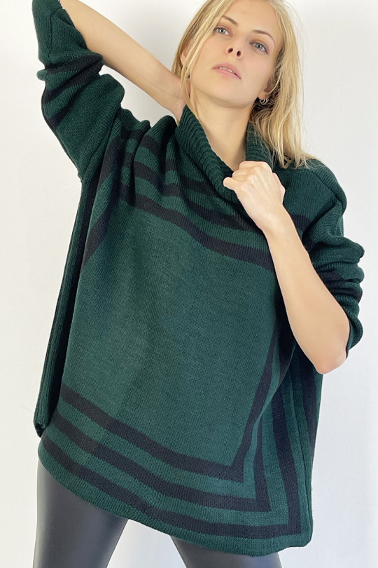 Green turtleneck sweater with a geometric shape pattern that restructures the silhouette - 2