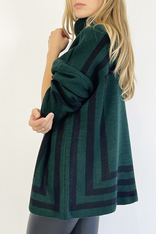 Green turtleneck sweater with a geometric shape pattern that restructures the silhouette - 7