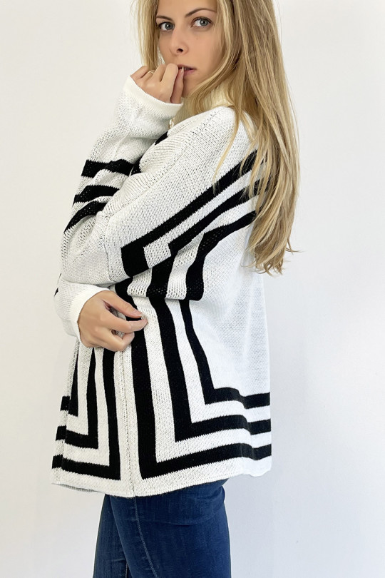 White turtleneck sweater with a geometric shape pattern that restructures the silhouette - 6