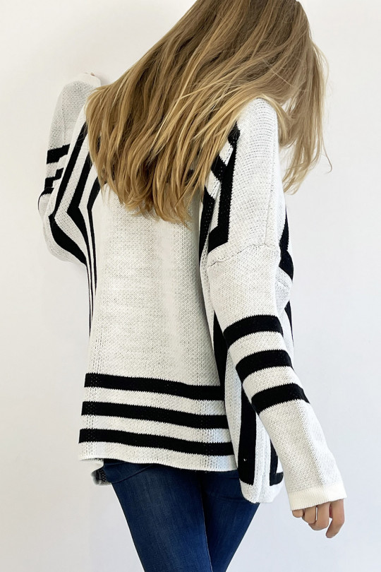 White turtleneck sweater with a geometric shape pattern that restructures the silhouette - 7