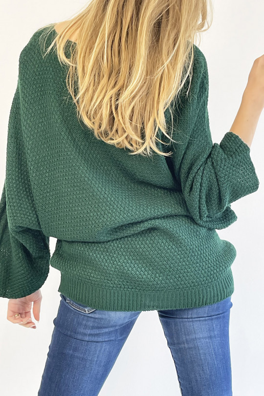 Loose green V-neck knitted effect sweater with bohemian chic style necklace - 7