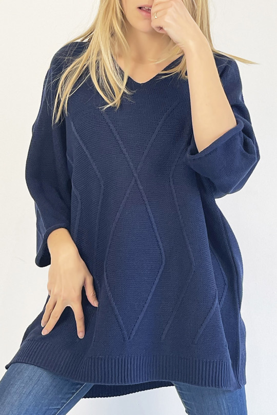 Pull marine long col V ample effet maille avec détail tricot de ligne en relief qui restructure la silhouette - 2 Pull marine long col V ample effet maille avec détail tricot de ligne en relief qui restructure la silhouette - 2