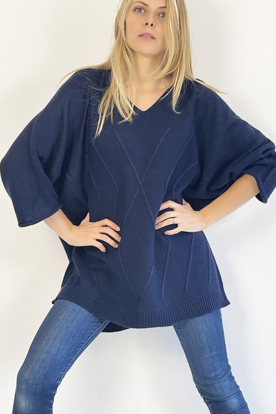 Pull marine long col V ample effet maille avec détail tricot de ligne en relief qui restructure la silhouette - 3 Pull marine long col V ample effet maille avec détail tricot de ligne en relief qui restructure la silhouette - 3