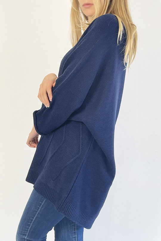 Pull marine long col V ample effet maille avec détail tricot de ligne en relief qui restructure la silhouette - 4 Pull marine long col V ample effet maille avec détail tricot de ligne en relief qui restructure la silhouette - 4