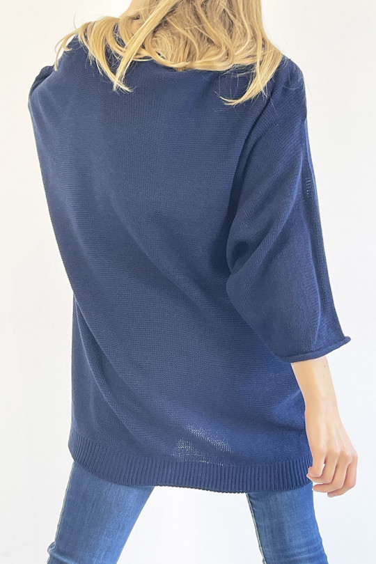 Pull marine long col V ample effet maille avec détail tricot de ligne en relief qui restructure la silhouette - 5 Pull marine long col V ample effet maille avec détail tricot de ligne en relief qui restructure la silhouette - 5