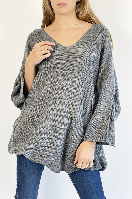 Pull anthracite long col V ample effet maille avec détail tricot de ligne en relief qui restructure la silhouette - 2