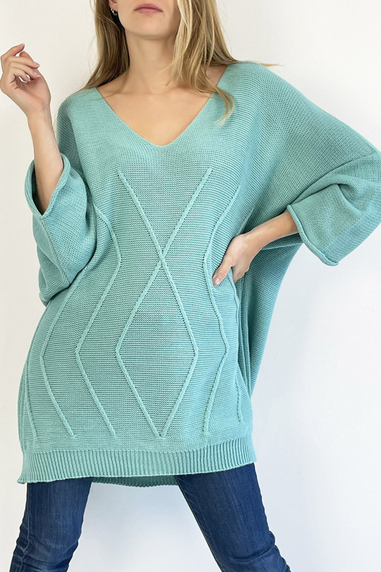Long turquoise sweater with loose V-neck, knit effect with raised knit line detail that restructures the silhouette - 2