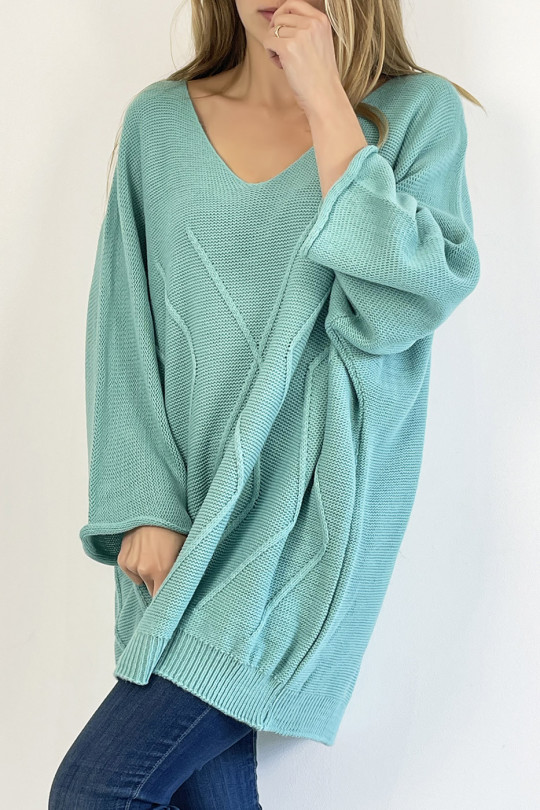 Long turquoise sweater with loose V-neck, knit effect with raised knit line detail that restructures the silhouette - 3