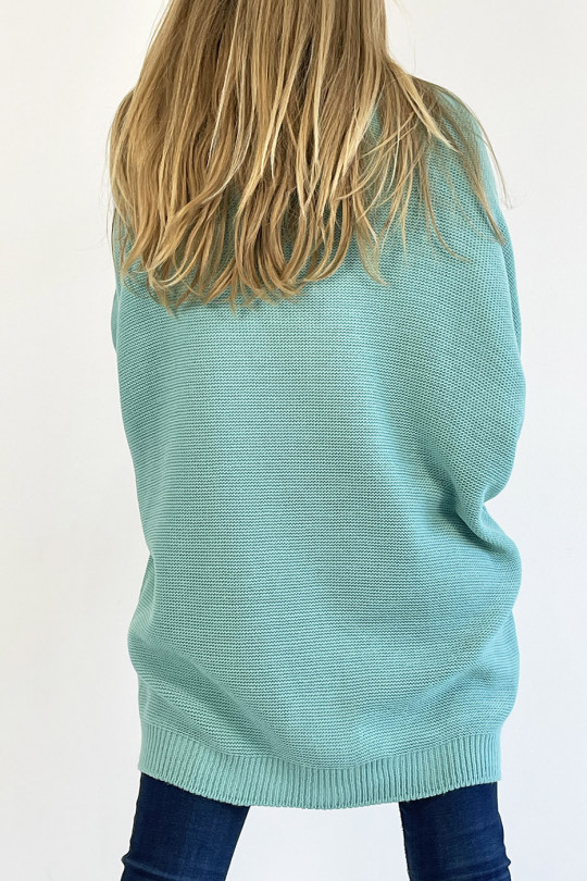 Long turquoise sweater with loose V-neck, knit effect with raised knit line detail that restructures the silhouette - 5