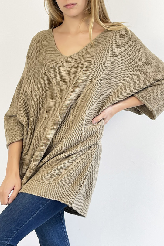 Pull camel long col V ample effet maille avec détail tricot de ligne en relief qui restructure la silhouette - 3
