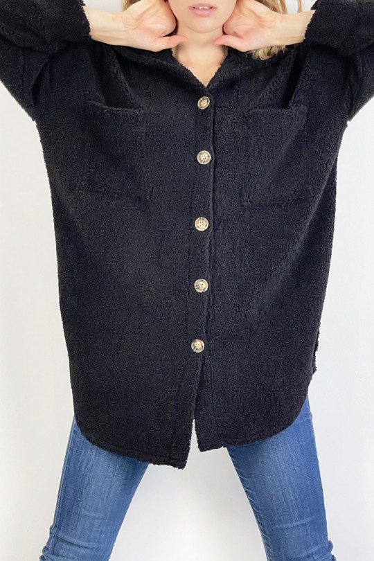 Sur-chemise noire effet moumoute à poche col à revers large et boutons hyper tendance. - 1