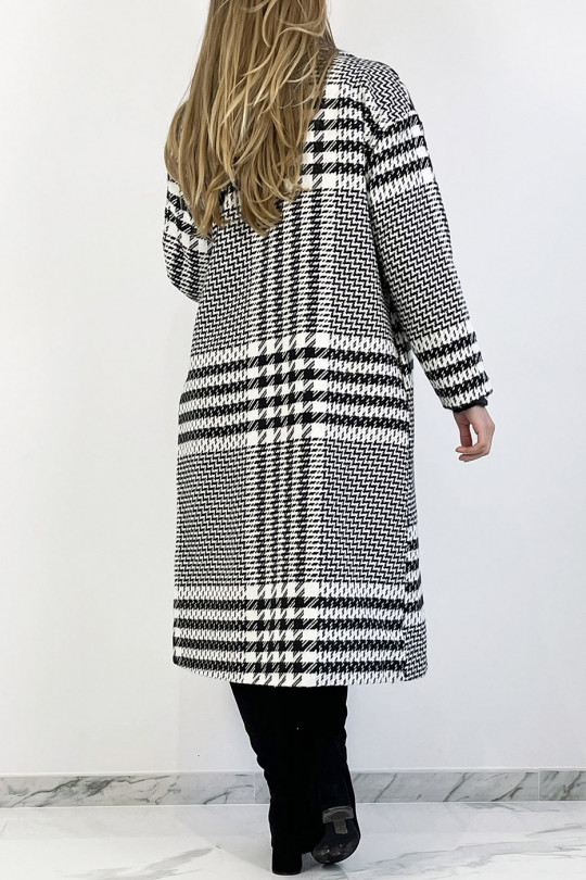Long 3/4 coat with spaced houndstooth pattern with thick band creating an optical play that restructures the silhouette - 1