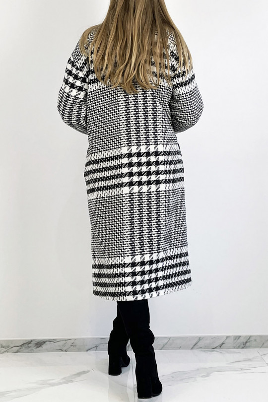 Long 3/4 coat with spaced houndstooth pattern with thick band creating an optical play that restructures the silhouette - 2