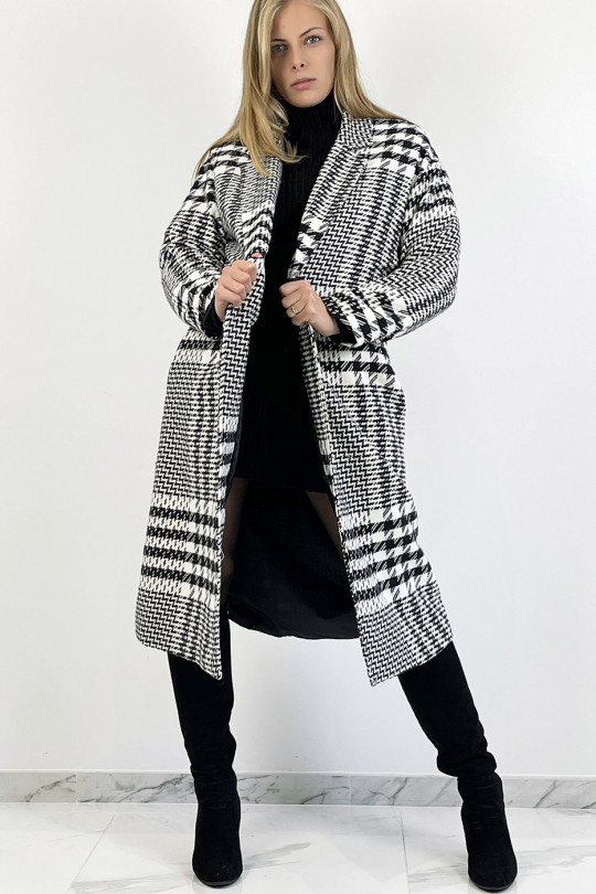 Long 3/4 coat with spaced houndstooth pattern with thick band creating an optical play that restructures the silhouette - 3
