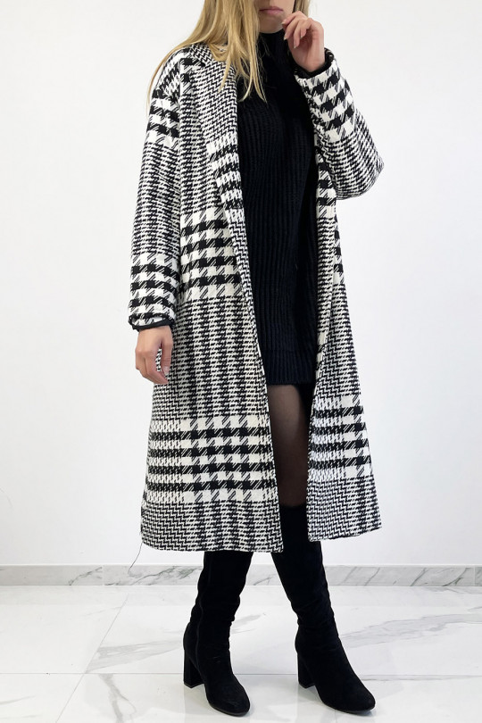 Long 3/4 coat with spaced houndstooth pattern with thick band creating an optical play that restructures the silhouette - 4