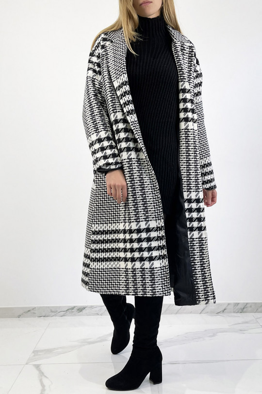 Long 3/4 coat with spaced houndstooth pattern with thick band creating an optical play that restructures the silhouette - 5