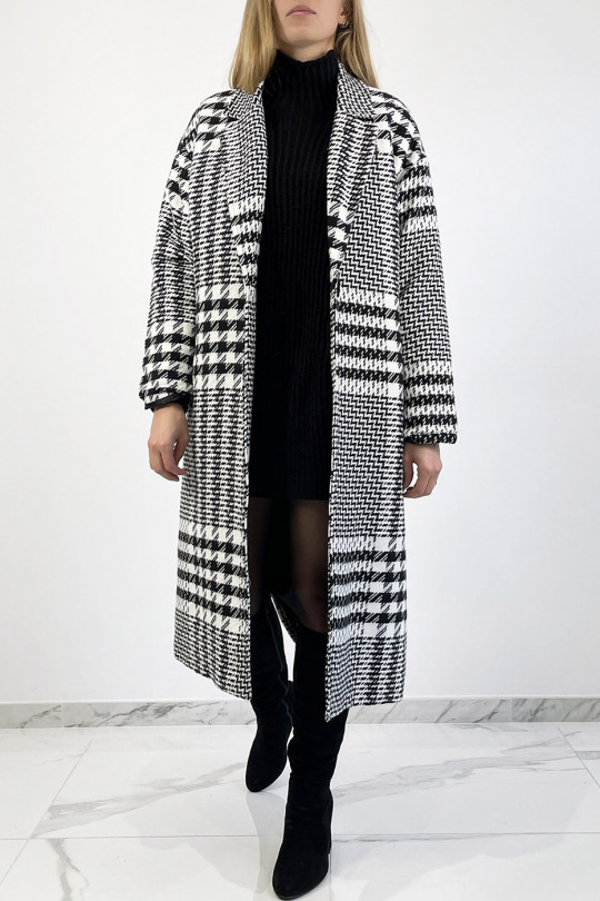 Long 3/4 coat with spaced houndstooth pattern with thick band creating an optical play that restructures the silhouette - 6